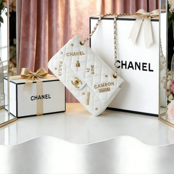 <AUTHENTIC>Chanel Classic Flap Bag in Quilted White - Picture 3 of 6